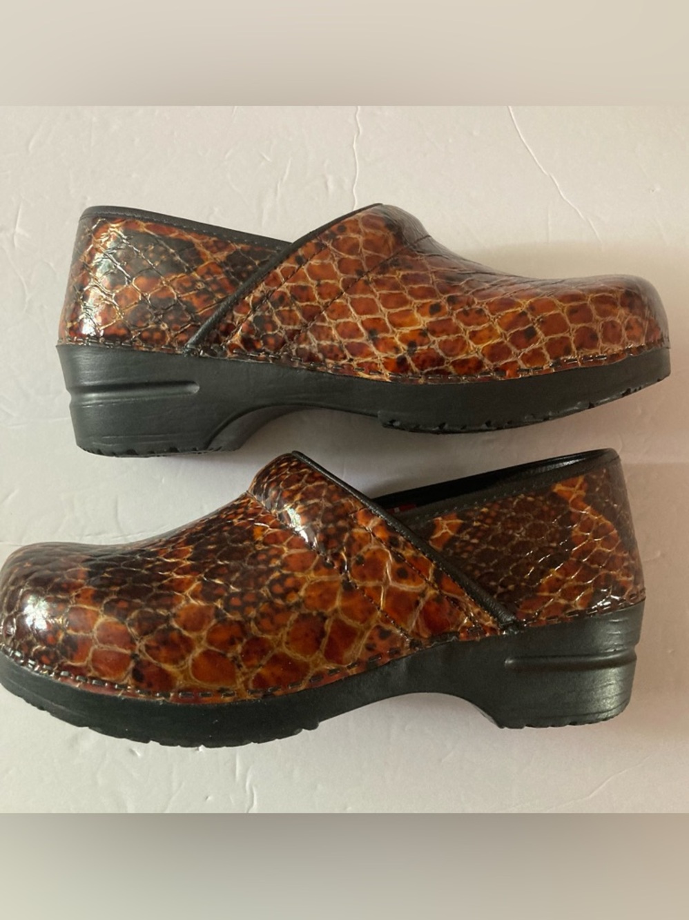 Sanita Womans SZ 9 Orange Brown Snakeskin-Effect Clogs.Perfect for Work,casual.